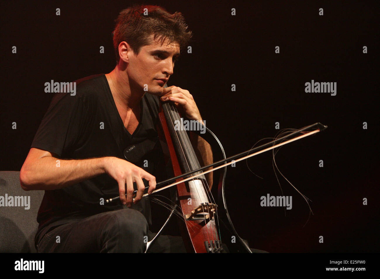 Les violoncellistes Luka Sulic et Stjepan Hauser, connu sous le nom 2CELLOS, effectué au Gradski vrt Hall. Ils ont eu lieu les concerts de Radio Osijek 70e anniversaire. Comprend : Luka Sulic,Stjepan Hause Où : Osijek, Croatie Quand : 02 Juin 2013 Banque D'Images