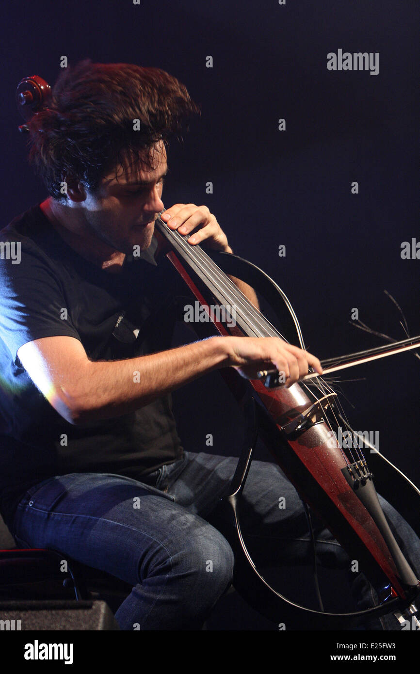 Les violoncellistes Luka Sulic et Stjepan Hauser, connu sous le nom 2CELLOS, effectué au Gradski vrt Hall. Ils ont eu lieu les concerts de Radio Osijek 70e anniversaire. Comprend : Luka Sulic,Stjepan Hause Où : Osijek, Croatie Quand : 02 Juin 2013 Banque D'Images