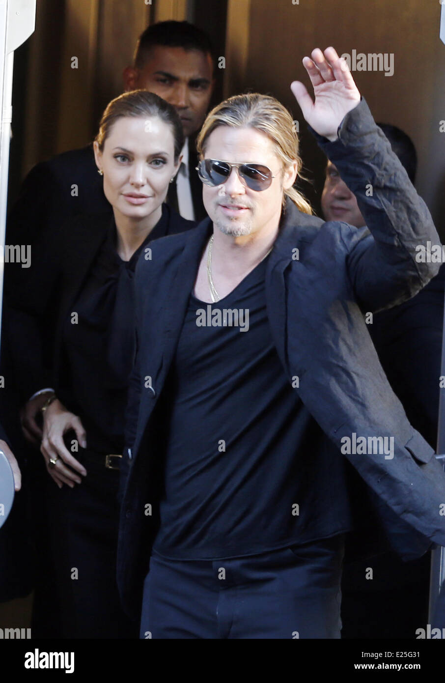 Angelina Jolie et Brad Pitt de quitter leur hôtel avec : Angelina Jolie,  Brad Pitt Où : Paris, France Quand : 03 juin 2013 Cre Photo Stock - Alamy