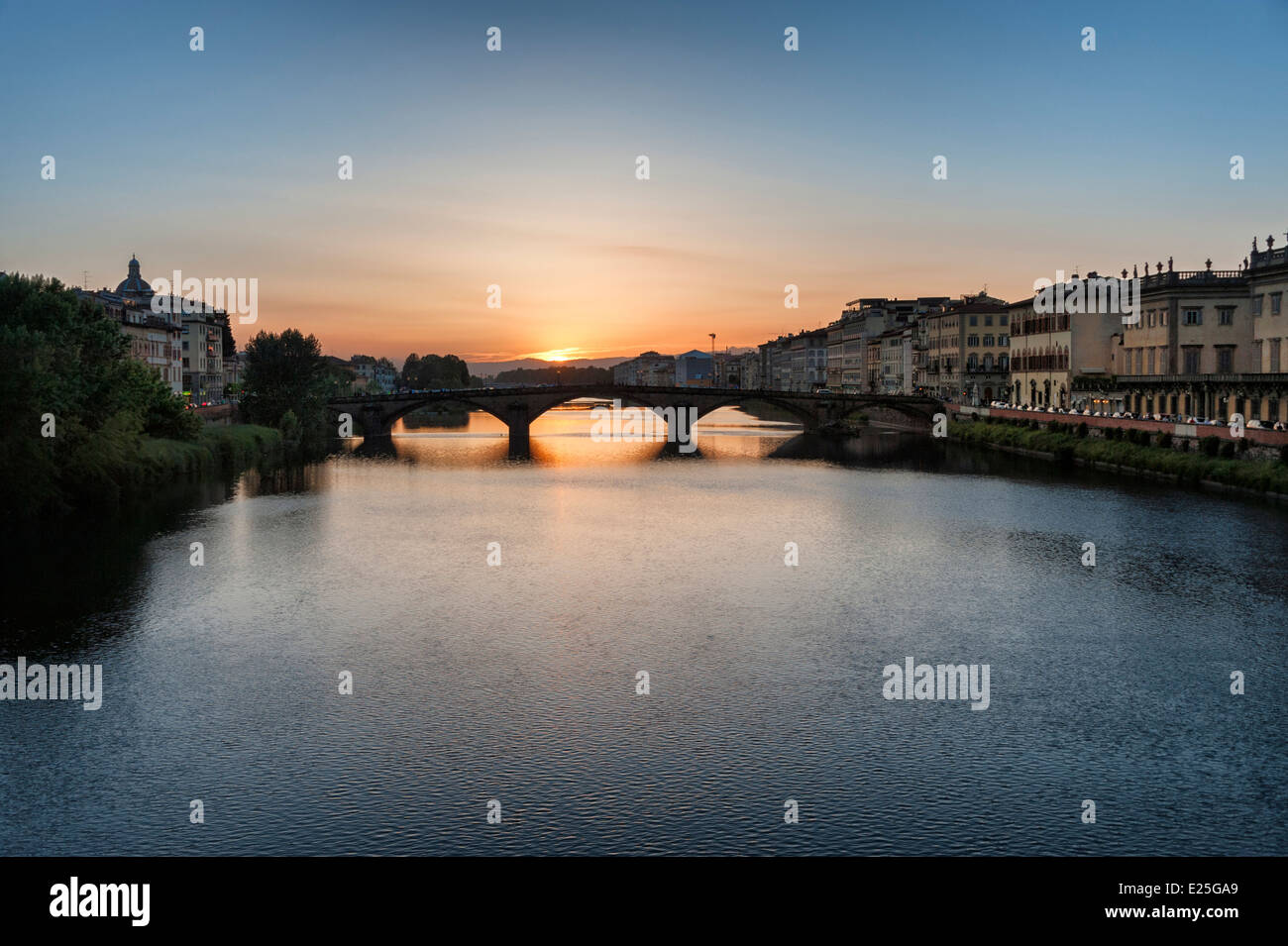 Coucher du soleil sur l'Arno et le Ponte Santa Trinita Florence Banque D'Images