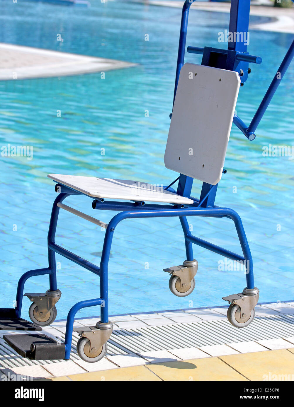 Chaise bleu ingénieux pour personnes handicapées à profiter de la piscine pour les handicapés Banque D'Images