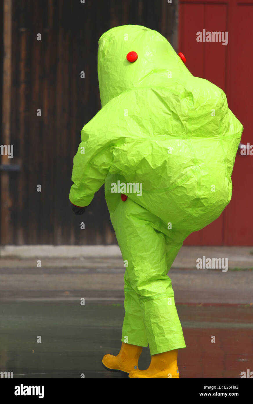 L'homme avec le costume jaune et appareil respiratoire pour entrer en toute sécurité sur les sites contaminés Banque D'Images
