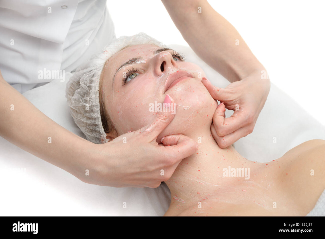 Massage du visage avec masque gommage Banque D'Images