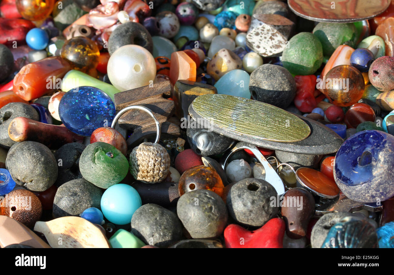 Pendentifs pour colliers artisanaux décorations par un artisan de l'Afrique Banque D'Images