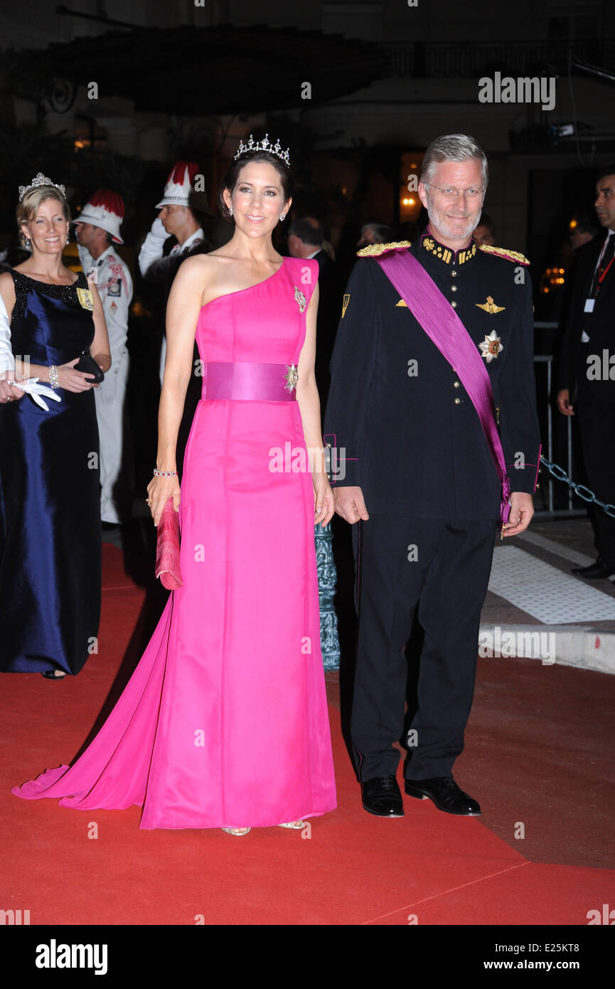 La princesse Mary de Danemark et le Prince Philippe de Belgique en arrivant à l'Opéra pour le diner de travail du mariage du Prince Albert II de Monaco à la Princesse Charlene de Monaco comprend : le Prince Philippe de Belgique, la princesse Mary de Danemark Où : Monaco, Monaco Quand : 30 Jan 2012 Banque D'Images