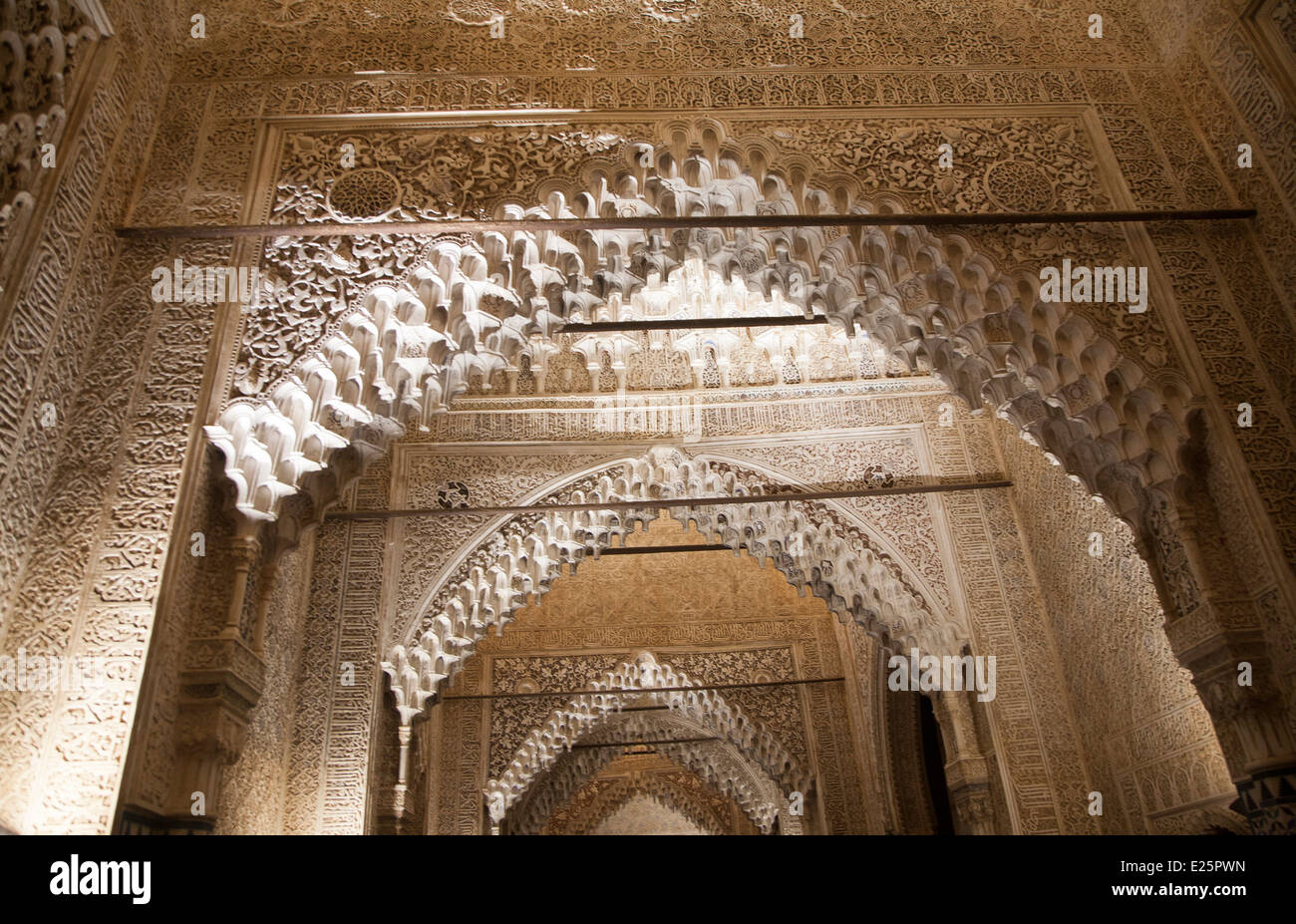 Vue nocturne illuminé richement décorées de pierres islamique arch Alhmabra palais, Granada, Espagne Banque D'Images