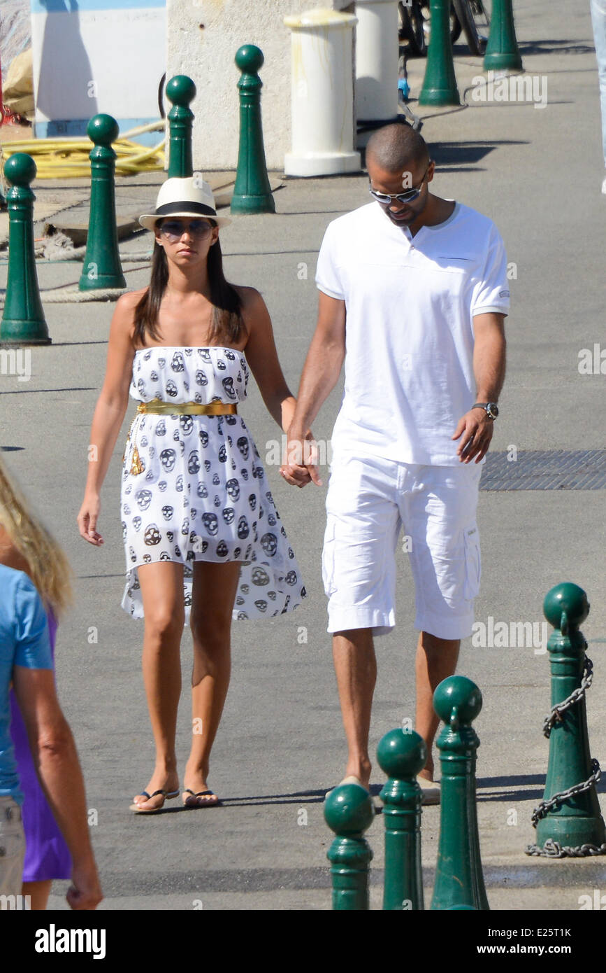 Tony Parker et sa petite amie, Axelle Francine passer des vacances à Saint  Tropez avec : Tony Parker,Axelle Francine Où : Saint Tropez, France Quand :  20 août 2013 Photo Stock - Alamy