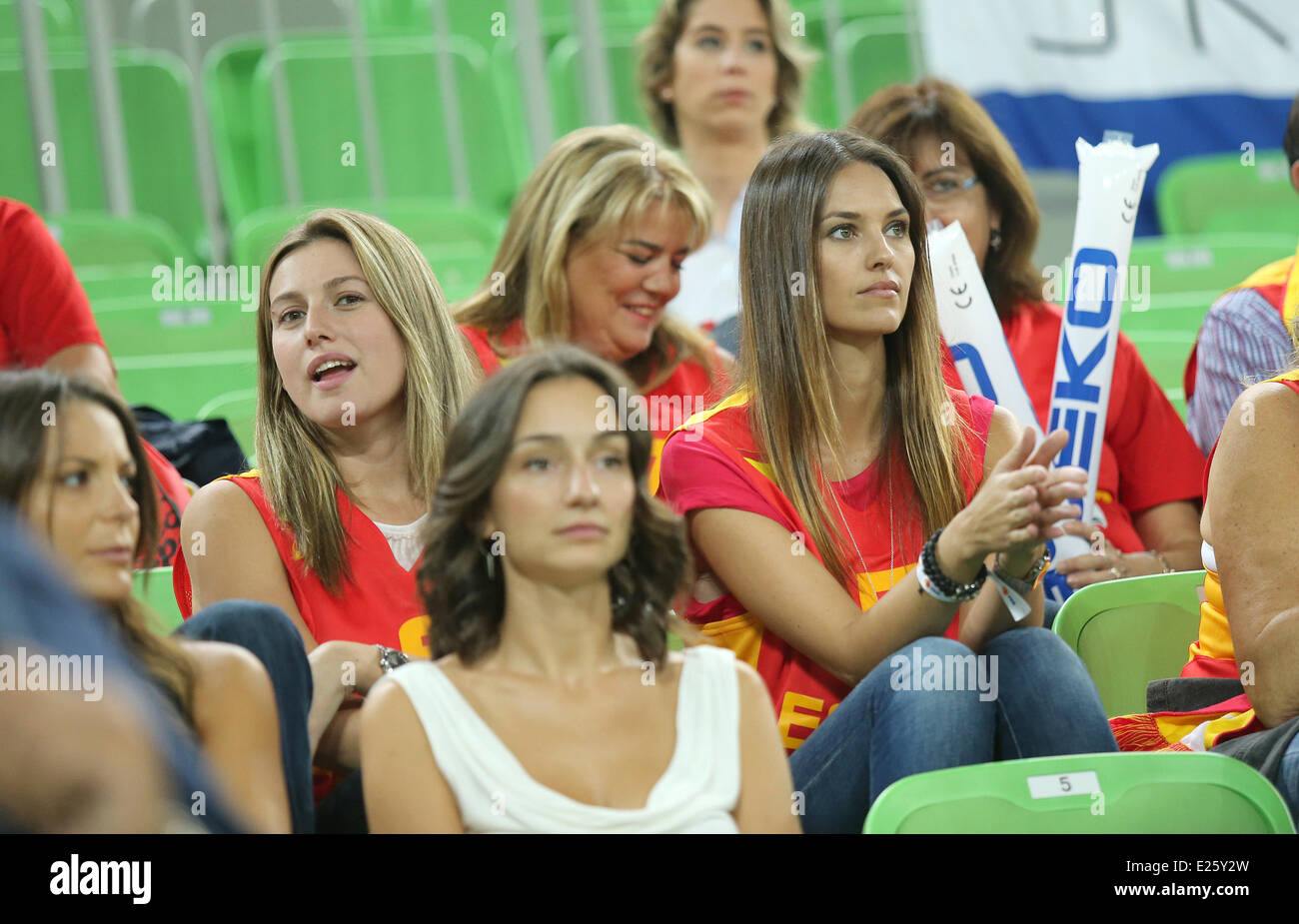 Ancienne Miss France 2000 et Miss Univers l'investiture, Helen Lindes et ami à l'Eurobasket match de championnat de basket-ball entre la Croatie et l'Espagne avec : Helen Lindes Où : Ljubljana, Slovénie Quand : 22 août 2013 Banque D'Images