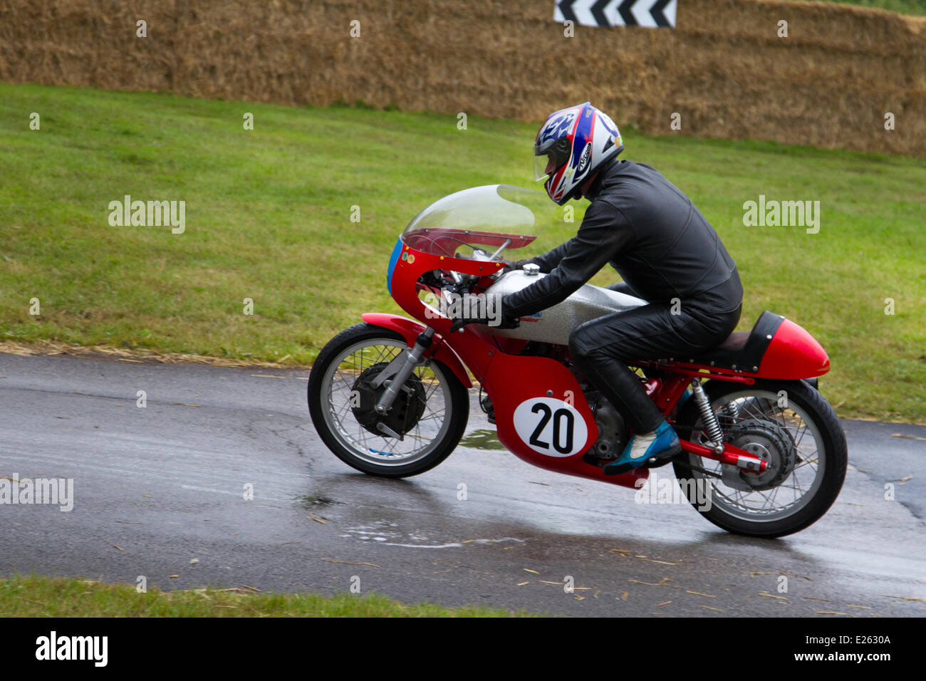 No.20 Amermacchi Ala D'Oro montée par Andy Spencer au defi Wind. L'action  est à la piste 1.2 mile dans le parc de Cholmondeley Castle où plus de 120  voitures et motos de