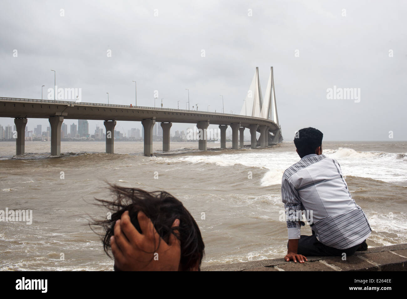 Une tempête en mer de mousson Bandstand Bandra Fort avec pont Bandra-Worli Sea Link à Mumbai, Inde. Banque D'Images