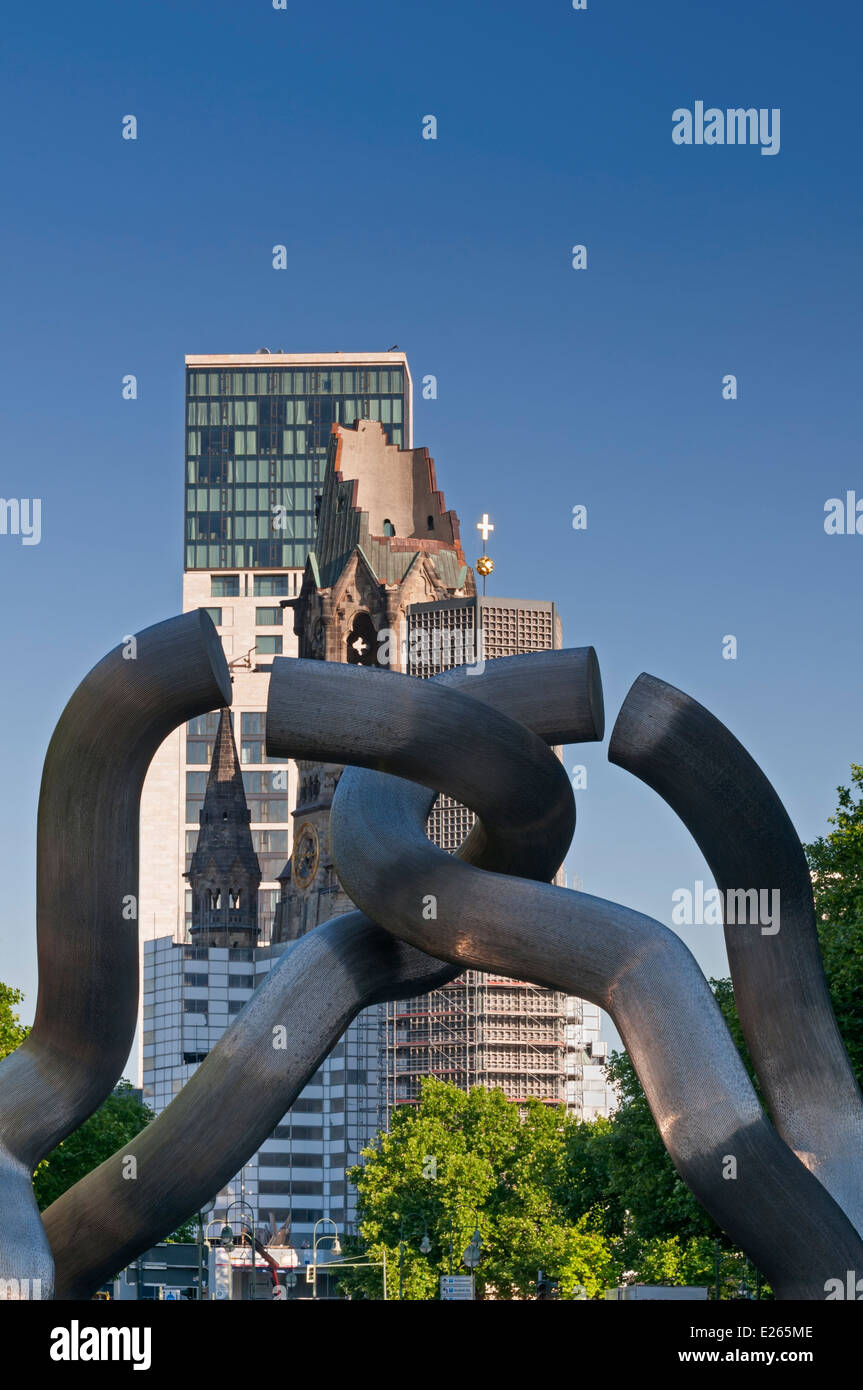 L'église Kaiser Wilhelm de Berlin et à proximité de Kurfürstendamm Berlin Allemagne sculpture Banque D'Images