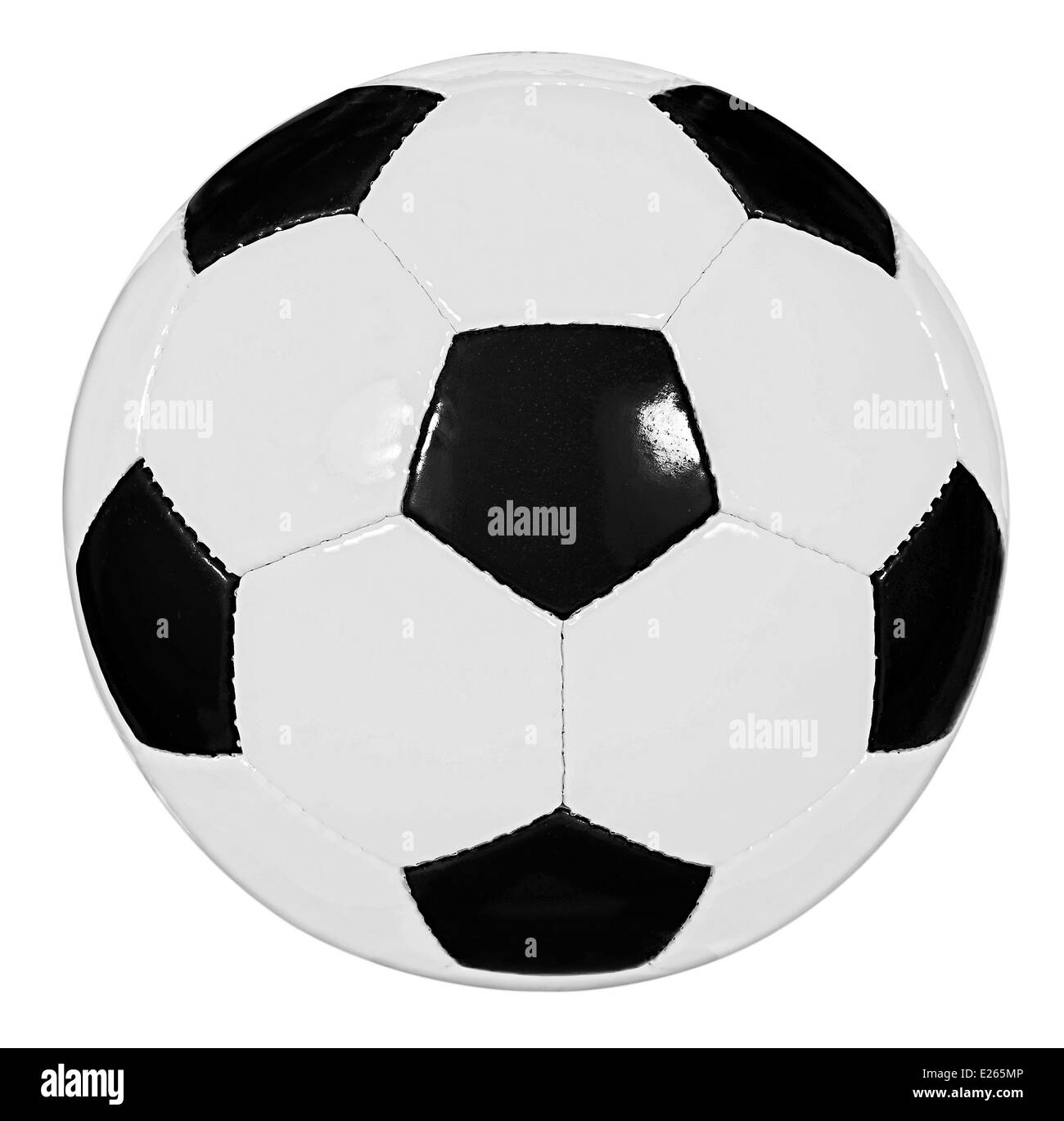 Le noir et blanc ballon de soccer avec le traditionnel modèle pentagone isolé sur fond blanc Banque D'Images