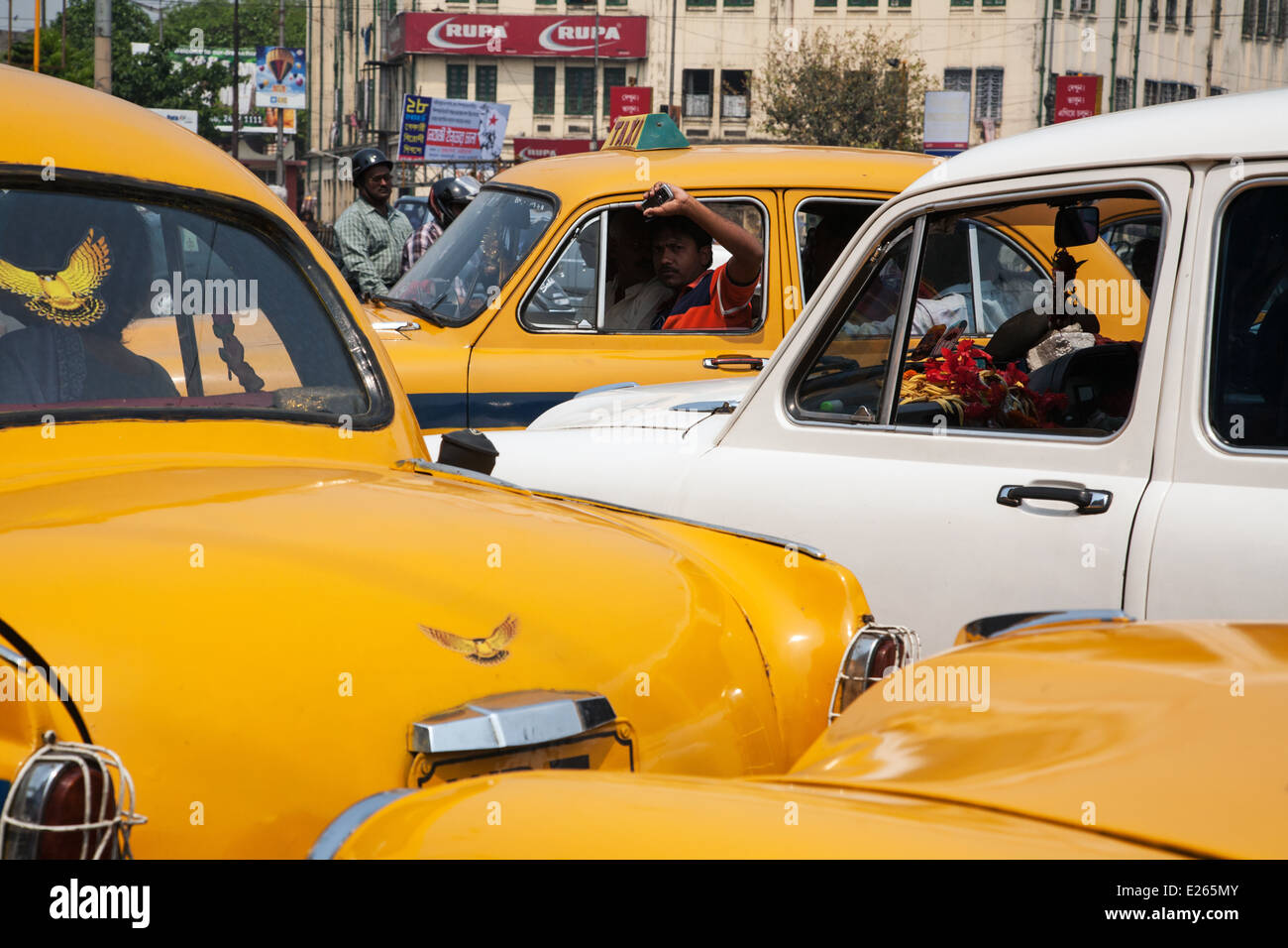 Un embouteillage avec yellow taxi Ambassadeur péage dans le centre de Kolkata, Inde. Banque D'Images
