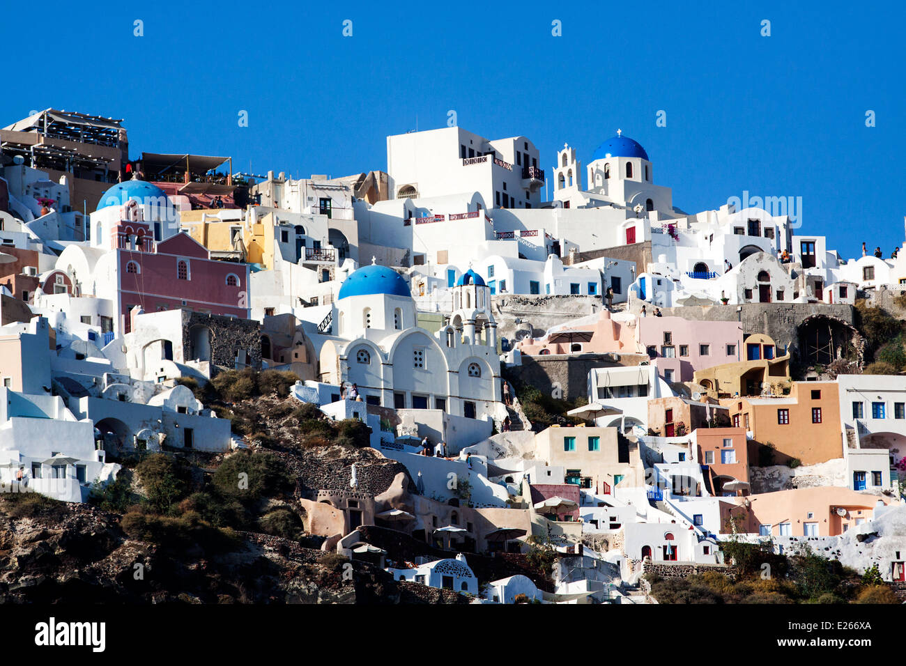 Églises de bleu et blanc, le village d''Oia, Santorin, Grèce Banque D'Images
