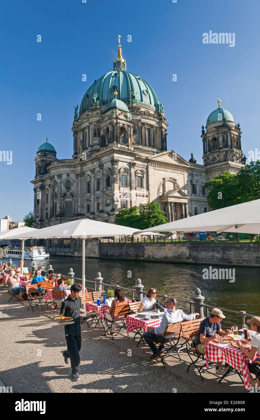 Café avec vue sur la rivière près de la cathédrale de Berlin Berlin Allemagne Banque D'Images