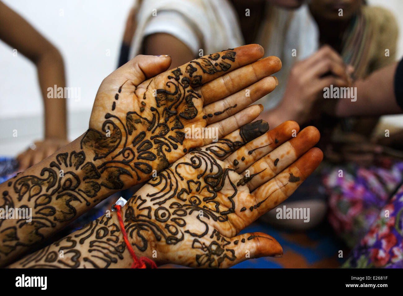 Mains décorées au henné, heena (mehndi) la classe d'art géré par une ONG locale à Kandivali domaine de Mumbai, Inde. Banque D'Images