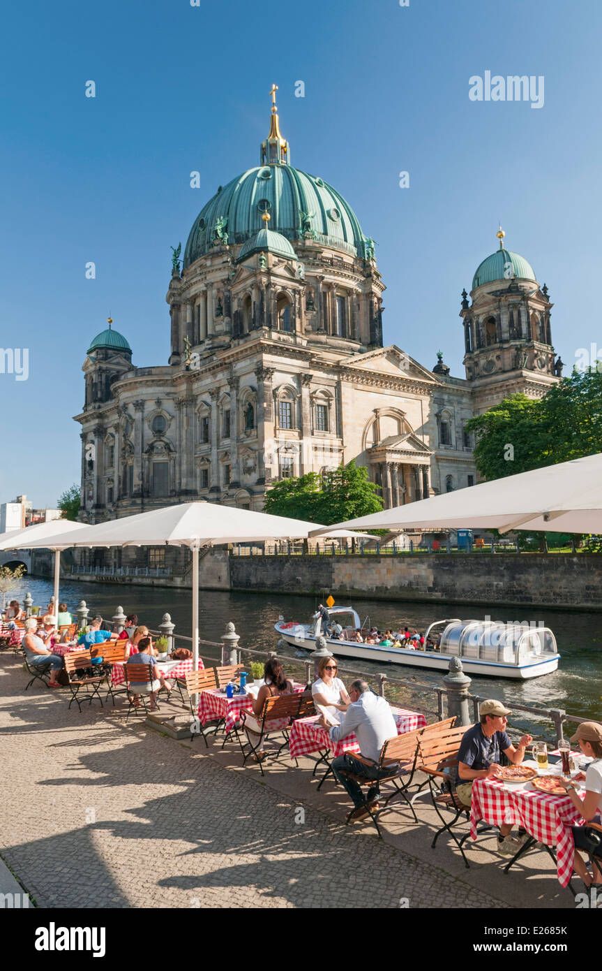 Café avec vue sur la rivière près de la cathédrale de Berlin Berlin Allemagne Banque D'Images