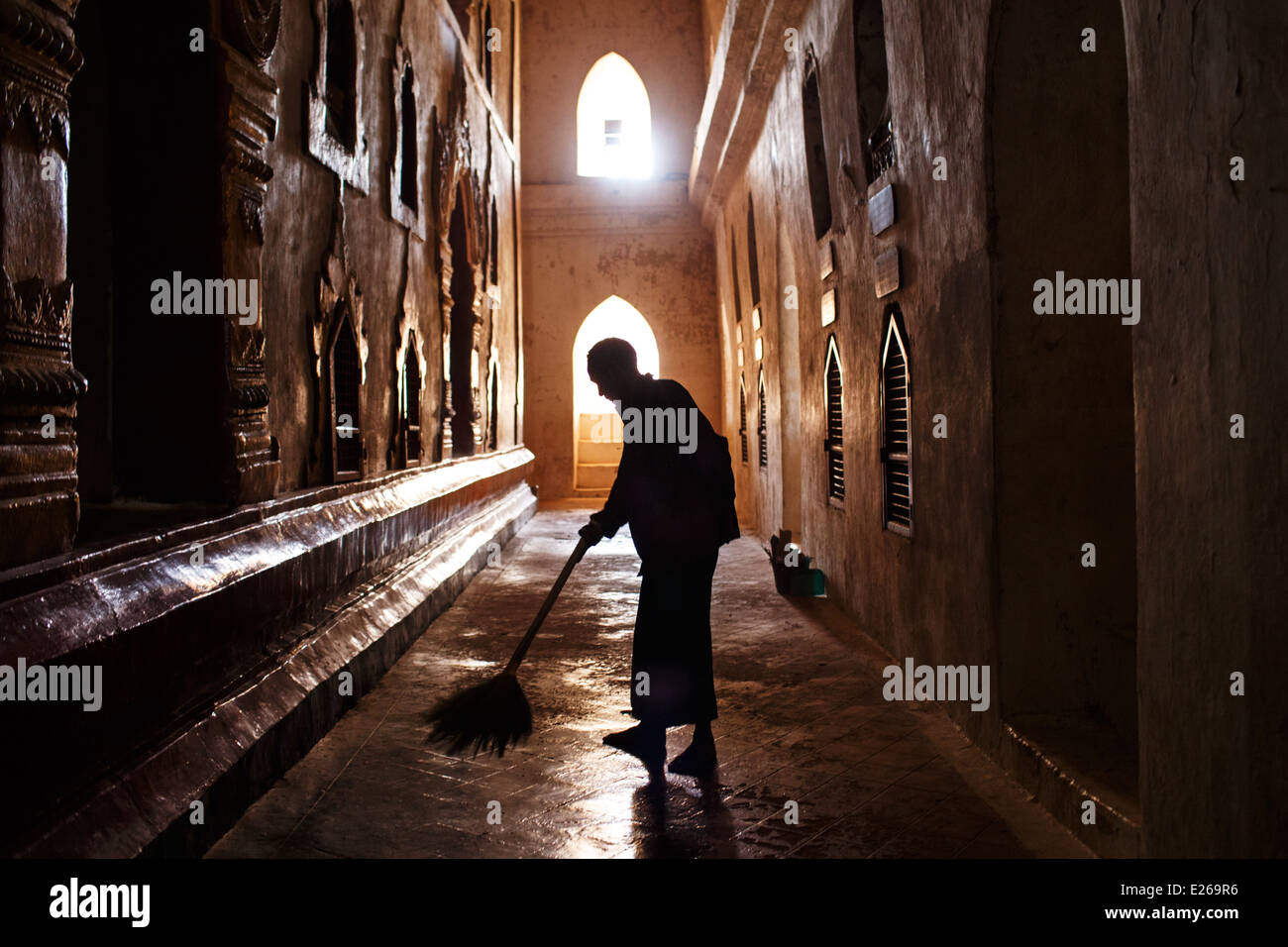 Un homme balayant le plancher à Pahto Ananda temple de Bagan, Myanmar Birmanie Banque D'Images