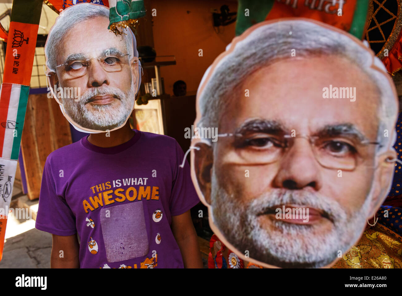 Un jeune garçon et des masques avec l'actuel premier ministre indien Narendra Modi lors des élections générales de 2014 à Mumbai, Inde. Banque D'Images