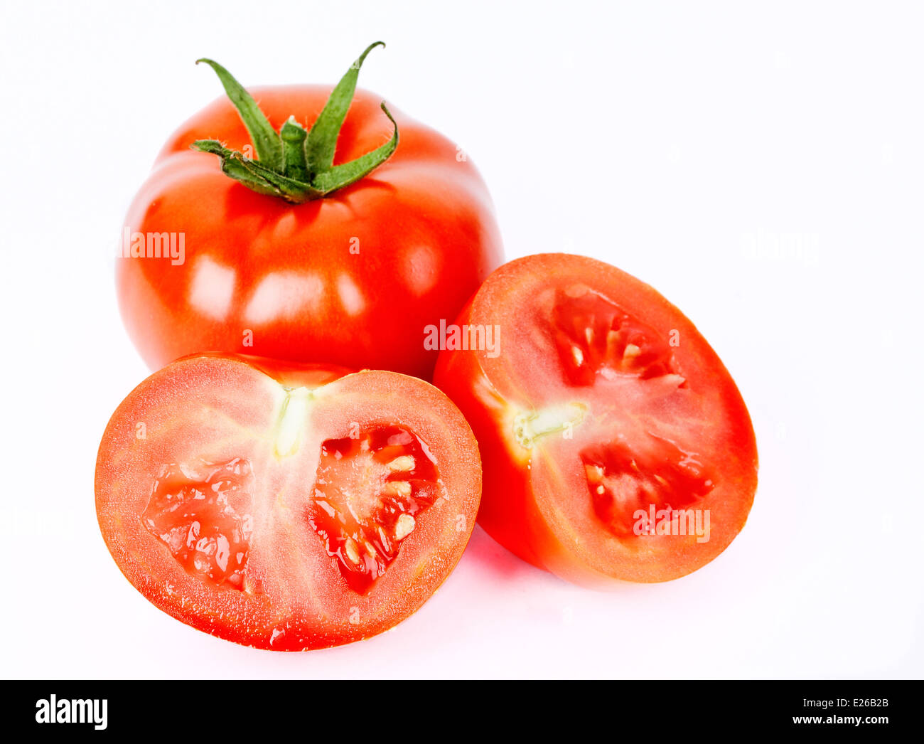 Avec coupe légumes tomate rouge isolé sur fond blanc Banque D'Images