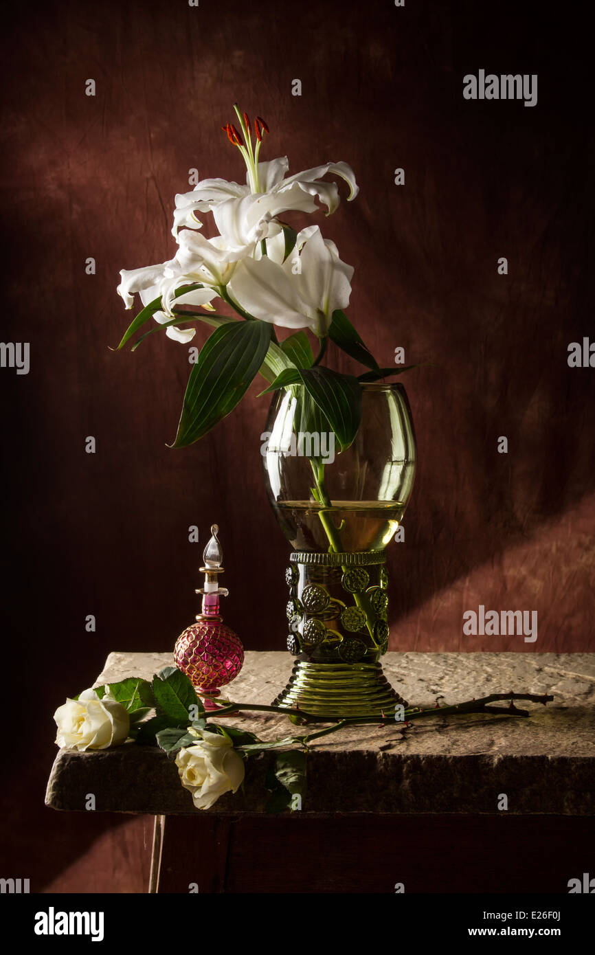 Nature morte avec fleurs et flacon de parfum Banque D'Images