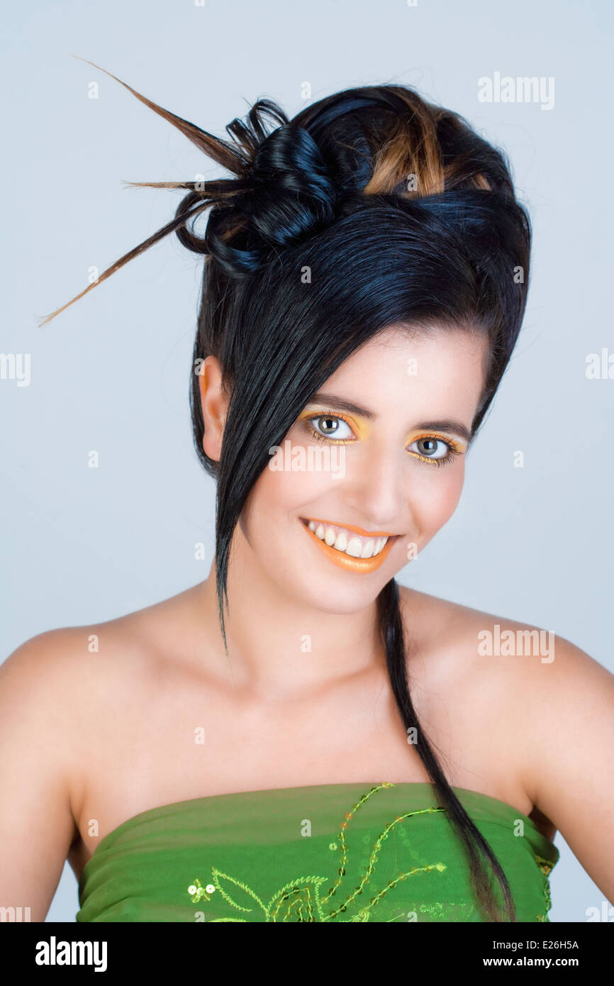Portrait d'une jeune femme avec maquillage et coiffure fantaisie colorée Banque D'Images