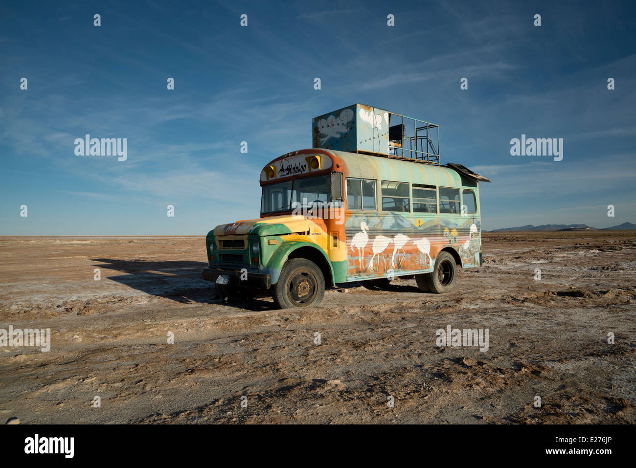 Vieux bus abandonnés sur le bord du Salar de Uyuni (salines), la Bolivie. Banque D'Images