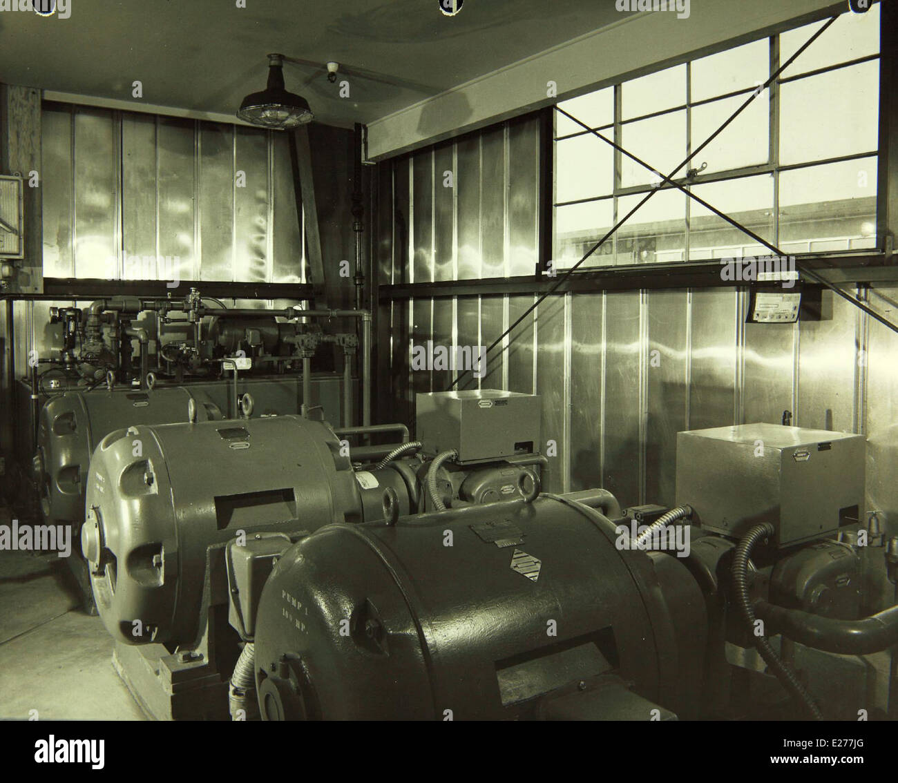 L'usine Convair/General Dynamics, de 1960 à 1969, a fait partie intégrante de la production d'avions militaires, y compris de chasseurs à réaction et de bombardiers. Cette période a été importante pour les développements aéronautiques de l'ère de la guerre froide, avec de nombreux progrès technologiques. Banque D'Images