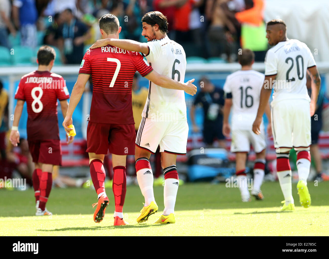 Savador, au Brésil. 16 Juin, 2014. Finales de la Coupe du Monde 2014. L'Allemagne contre le Portugal. Cristiano Ronaldo déçu à la fin de la première moitié réconfortés par club partenaire Khedira : Action Crédit Plus Sport/Alamy Live News Banque D'Images