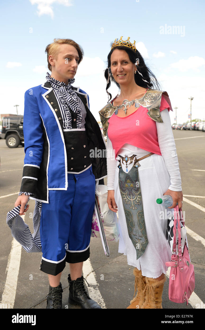 Garden City, New York, États-Unis - 14 juin 2014 - Un jeune garçon habillé en Ciel ! et une femme de Huntington portant un costume de la princesse Zelda sont à l'extérieur, à l'Éternel Con, Pop Culture Expo annuelle, tenue au berceau de l'Aviation Museum, qui est derrière eux. Credit : Ann E Parry/Alamy Live News Banque D'Images