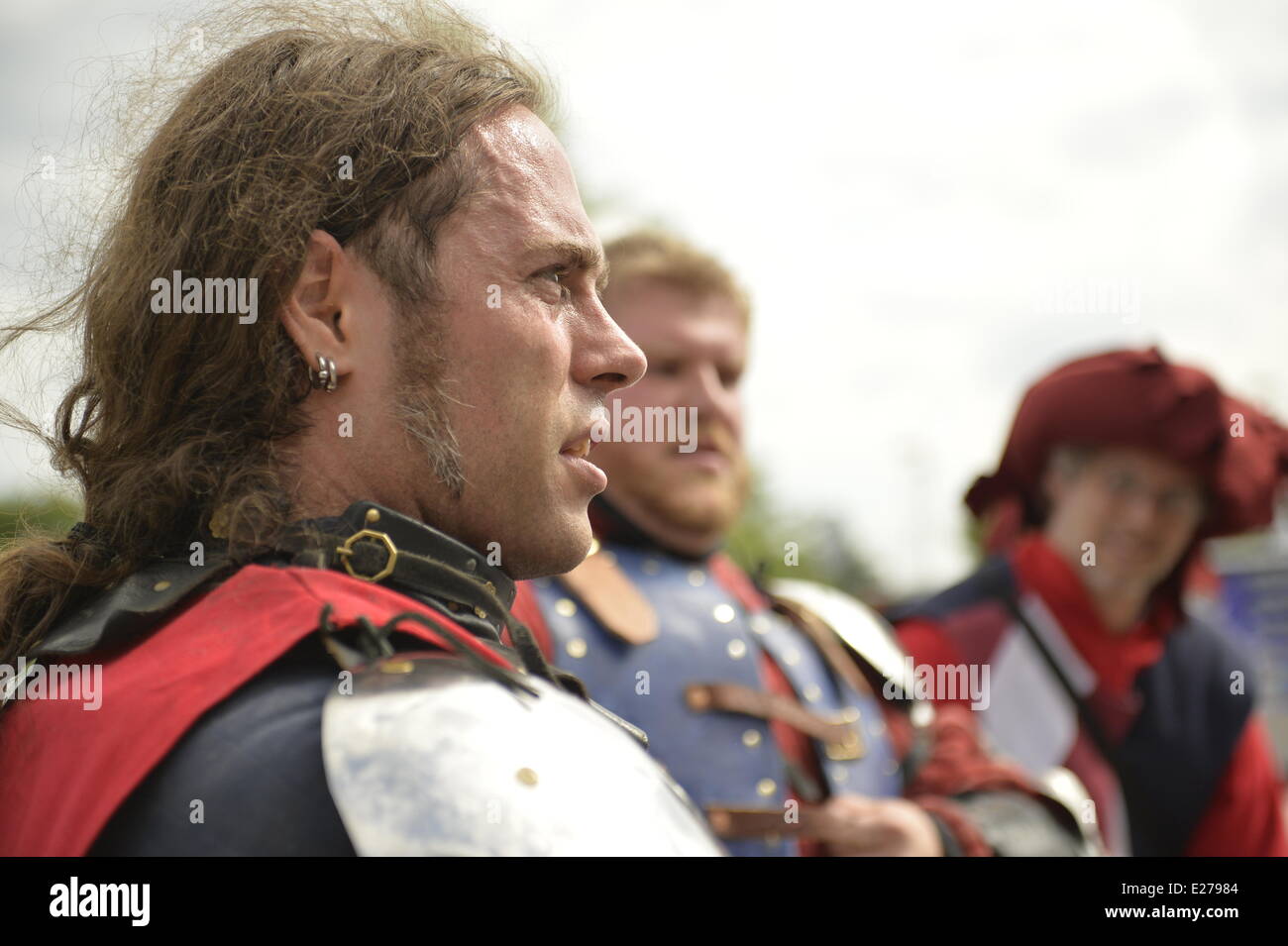 Garden City, New York, États-Unis - 14 juin 2014 - L-R, SAM de travers, de Brooklyn, ANDREW DIONNE, de Bowie et ZORIKH LEQUIDRE, MD, de Brooklyn, États-Unis d'Amérique sont membres chevaliers portant des armures de combat guerrier éternel au Con, la Pop Culture Expo annuelle, tenue au berceau de l'Aviation Museum sur Long Island. Véhicules blindés de combat des membres de la Ligue à la concurrence sur les compétitions de combat médiéval. Credit : Ann E Parry/Alamy Live News Banque D'Images