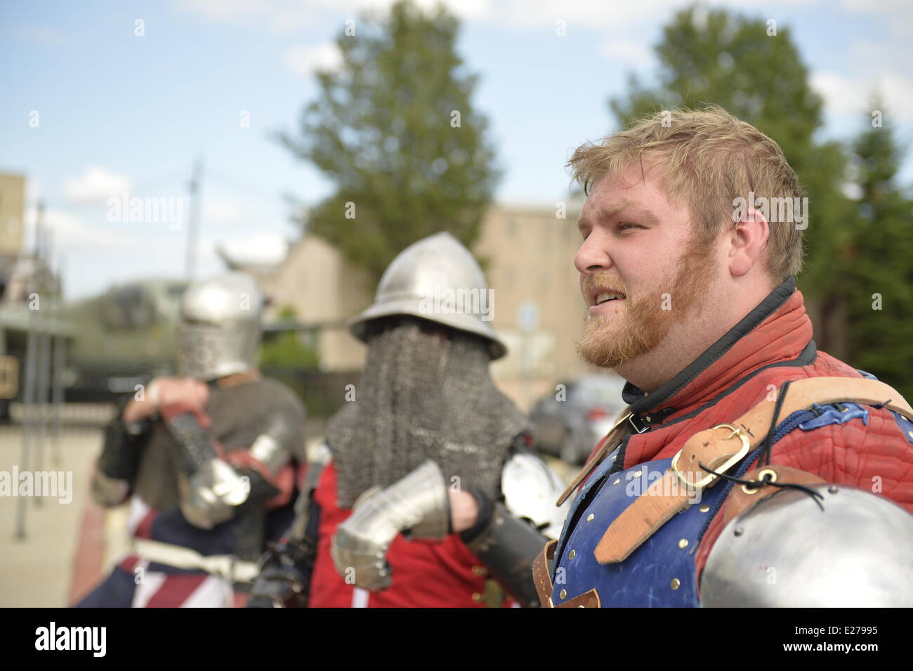 Garden City, New York, États-Unis - 14 juin 2014 - L-R, DAVE OLSEN de Peeksville NY de casque d'acier solide, SAM de travers de Brooklyn avec maille sur le visage, et André Dionne, de Bowie MD, USA sont membres chevaliers portant des armures de combat guerrier éternel au Con, la Pop Culture Expo annuelle, tenue au berceau de l'Aviation Museum sur Long Island. Véhicules blindés de combat à la concurrence sur les membres de la Ligue de combat médiéval Crédit : Ann E Parry/Alamy Live News Banque D'Images
