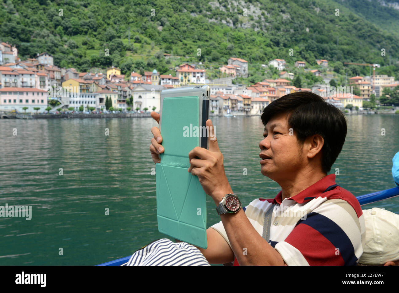 Man taking photograph avec onjess avec caméra de tablette ipad ipad case / photographie photographie photos de vacances touristiques modernes Banque D'Images
