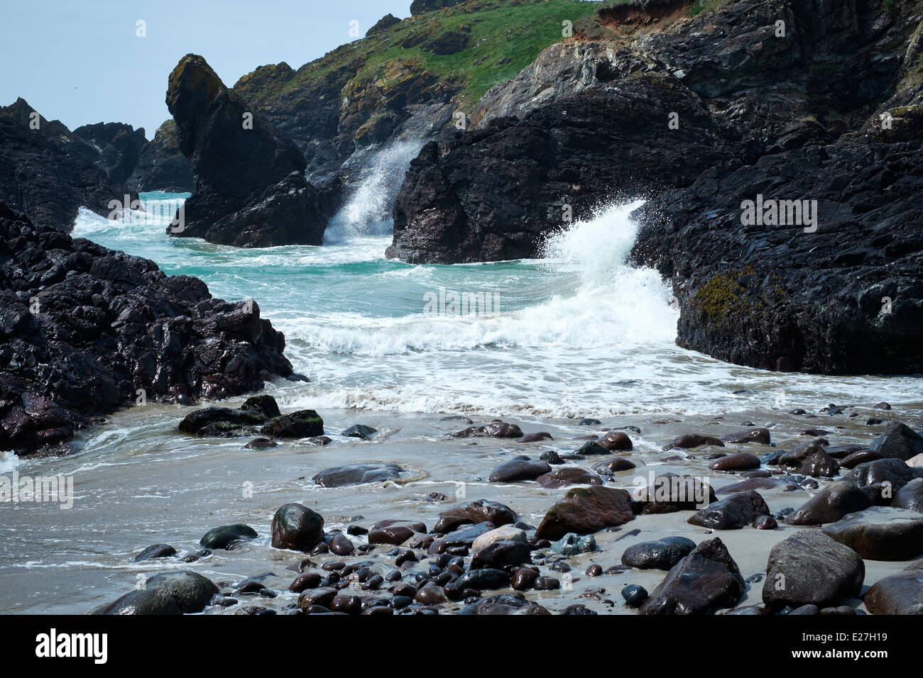 Vagues se briser contre les roches, Kynance Cove, Cornwall, 2014 Banque D'Images