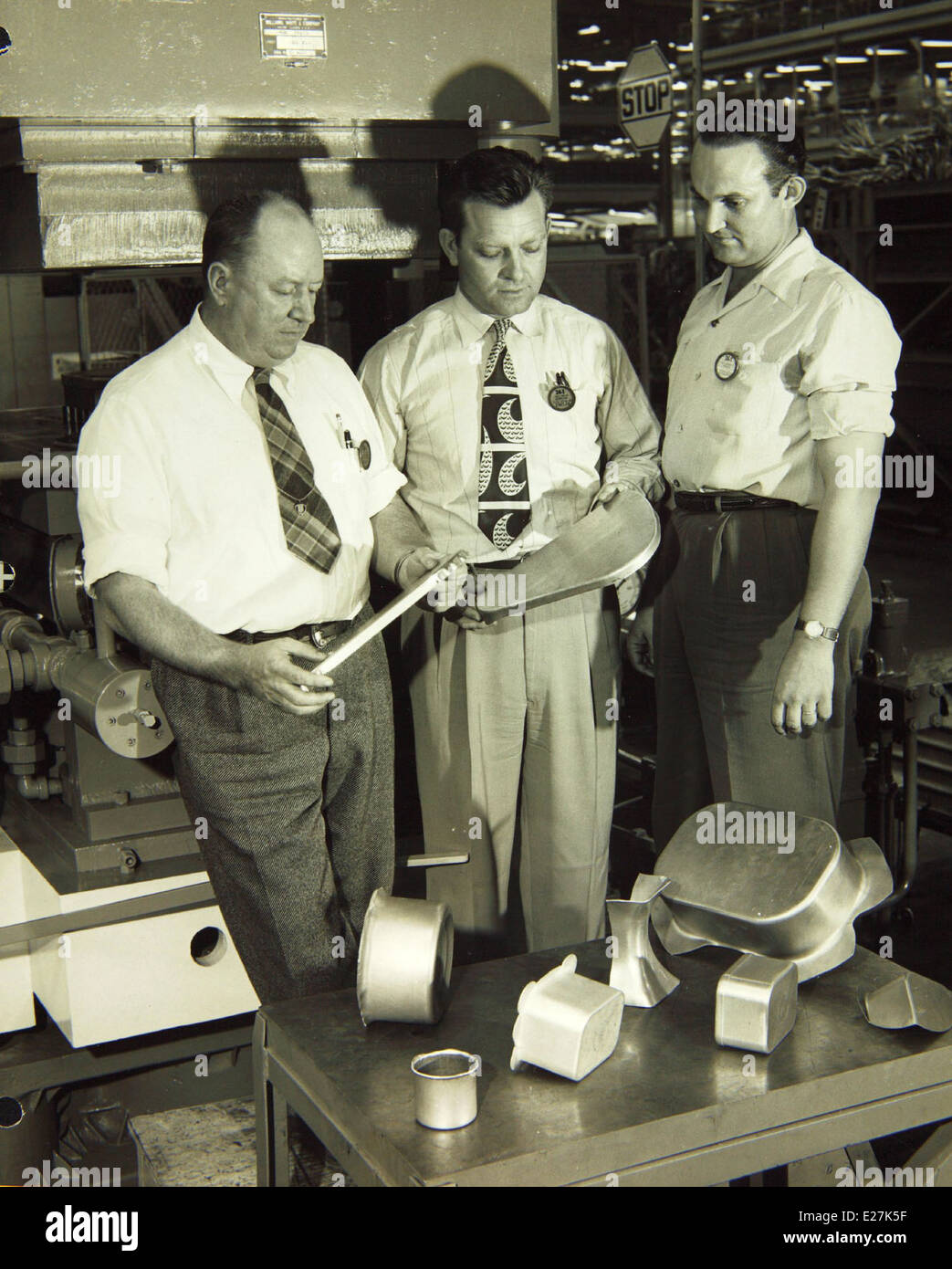 Photographie documentant les opérations et le personnel de l'usine Convair/General Dynamics de 1950 à 1959, au cours d'une période de production importante d'avions et de missiles, contribuant à l'aviation militaire et commerciale. Banque D'Images