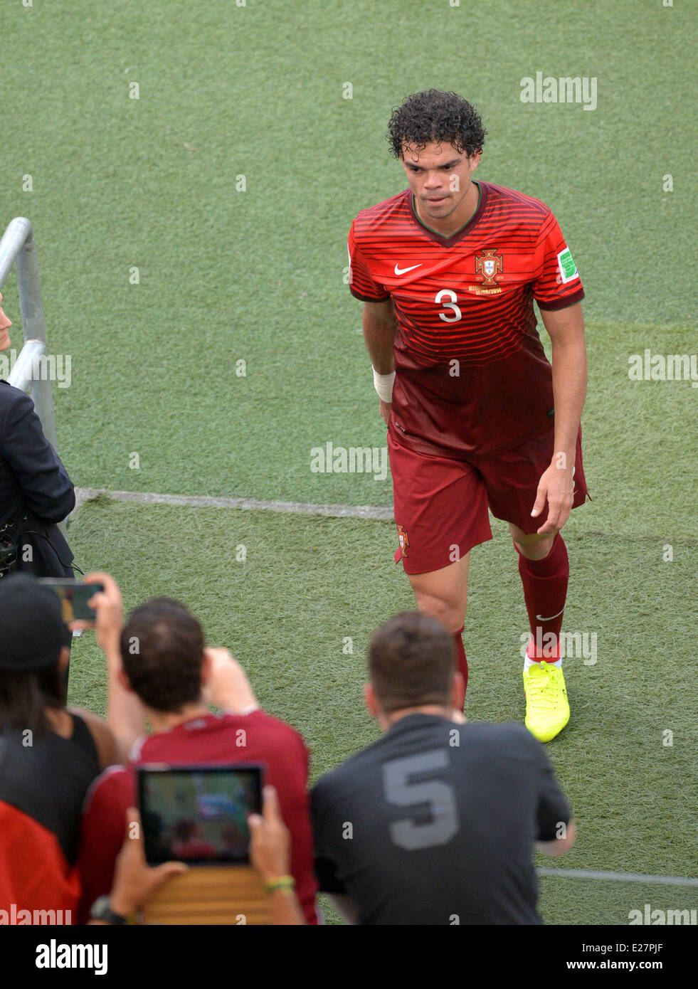 Le Portugais Pepe quitte le terrain après avoir reçu un carton rouge lors  de la Coupe du Monde 2014 Groupe G avant-match entre l'Allemagne et le  Portugal à l'Arena Fonte Nova dans