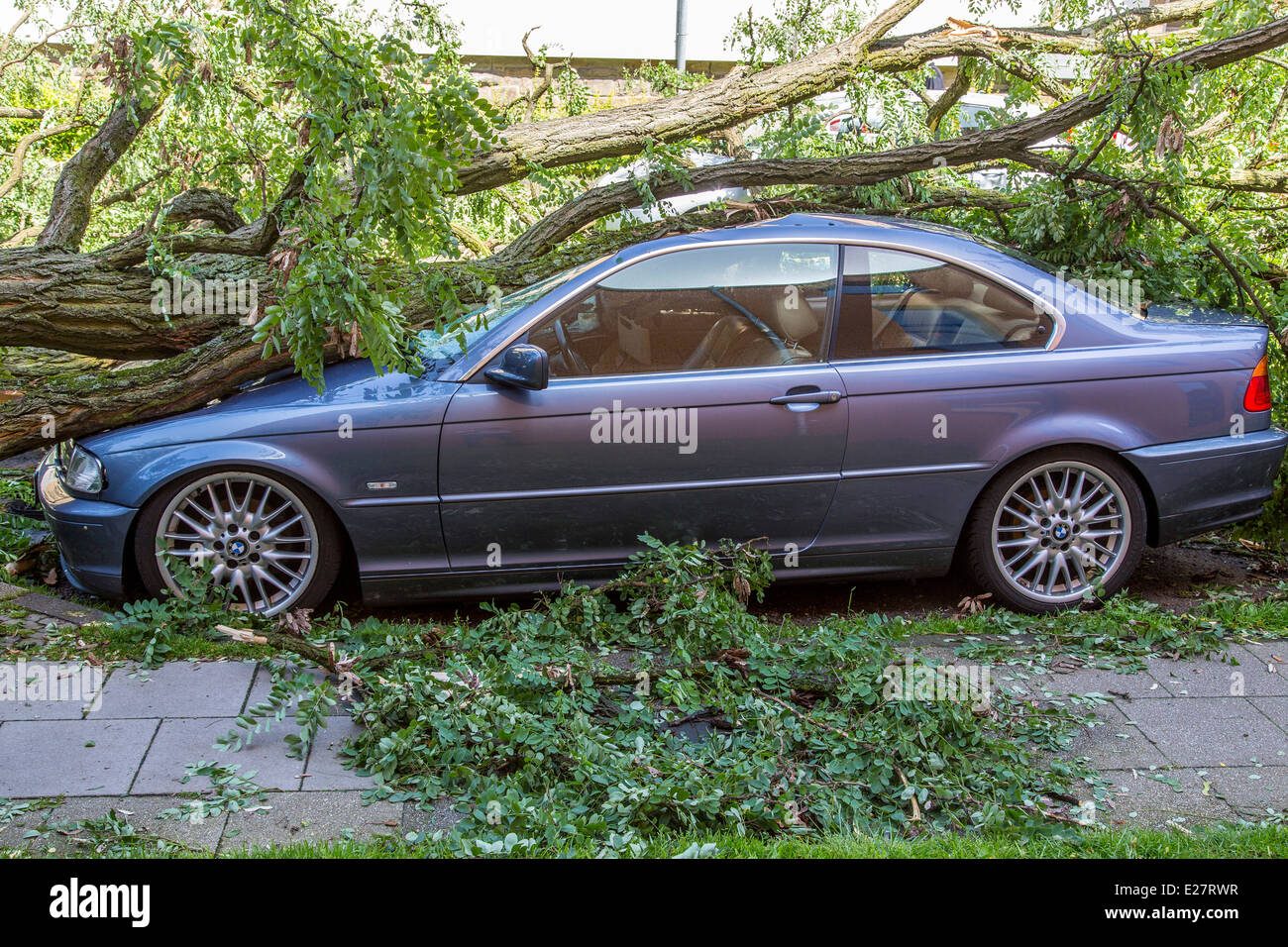 Les dommages, causés par une forte tempête au cours de la Rhénanie et de la Ruhr, avec 6 morts et blessant plus de 50 dégâts élevés. Banque D'Images