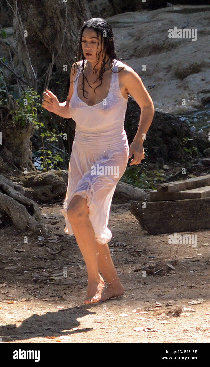 Monica Bellucci Maillot De Bain Emir Kusturica et Monica Bellucci '3 copies la Voie Lactée' film, à Kravica  falls sur la rivière Trebizat. Kusturica est un scénariste, réalisateur et  acteur, et de la belle actrice italienne Monica