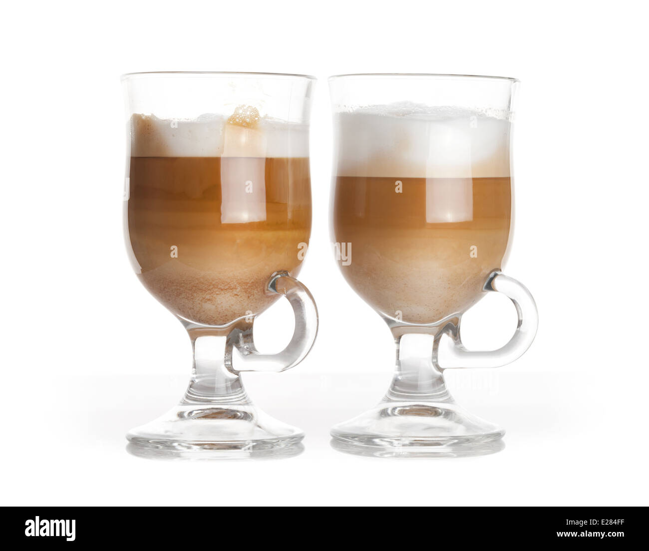 Latte Café, deux tasses en verre avec des poignées sur fond blanc Banque D'Images