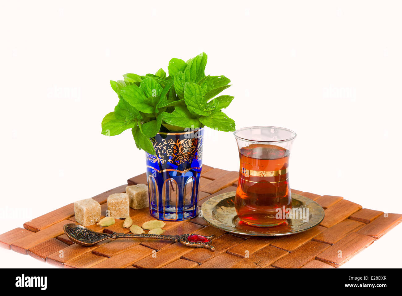 Thé à la menthe est une boisson traditionnelle de la culture arabe Banque D'Images