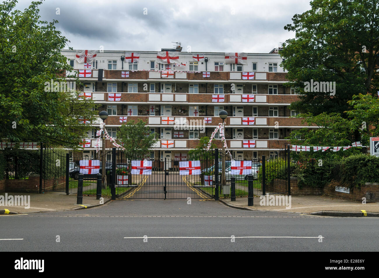 Drapeaux anglais s'affichent sur les balcons d'un groupe de résidences privées à Londres, Royaume-Uni Banque D'Images