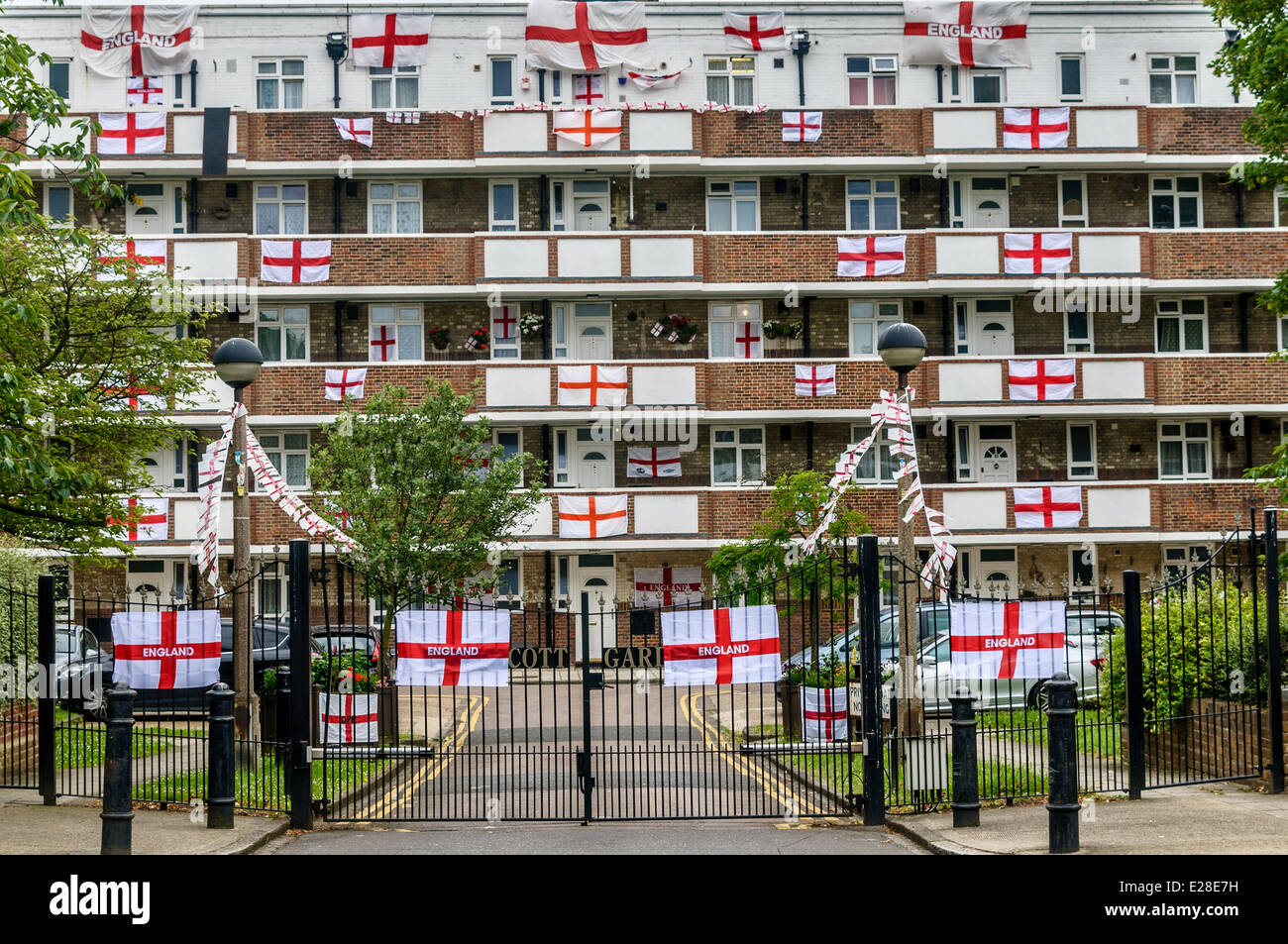 Drapeaux anglais s'affichent sur les balcons d'un groupe de résidences privées à Londres, Royaume-Uni Banque D'Images