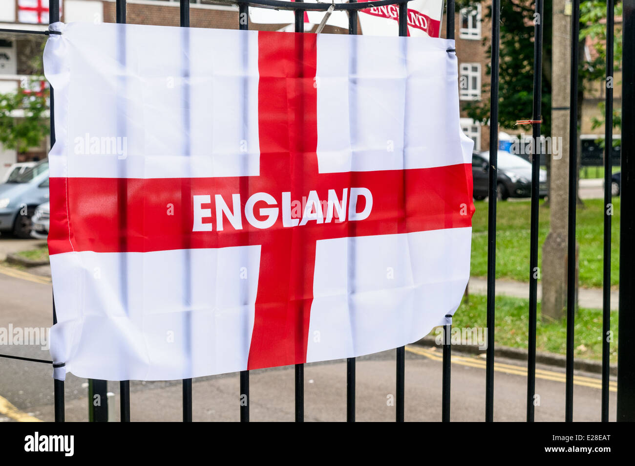 Drapeaux anglais s'affichent sur les balcons d'un groupe de résidences privées à Londres, Royaume-Uni Banque D'Images
