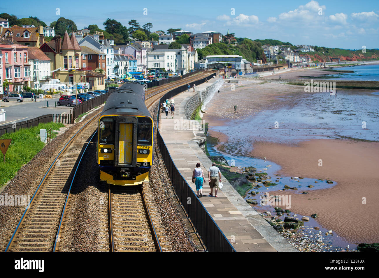 Un premier grand train de l'Ouest juste à l'extérieur de la station de Dawlish en Angleterre. Banque D'Images