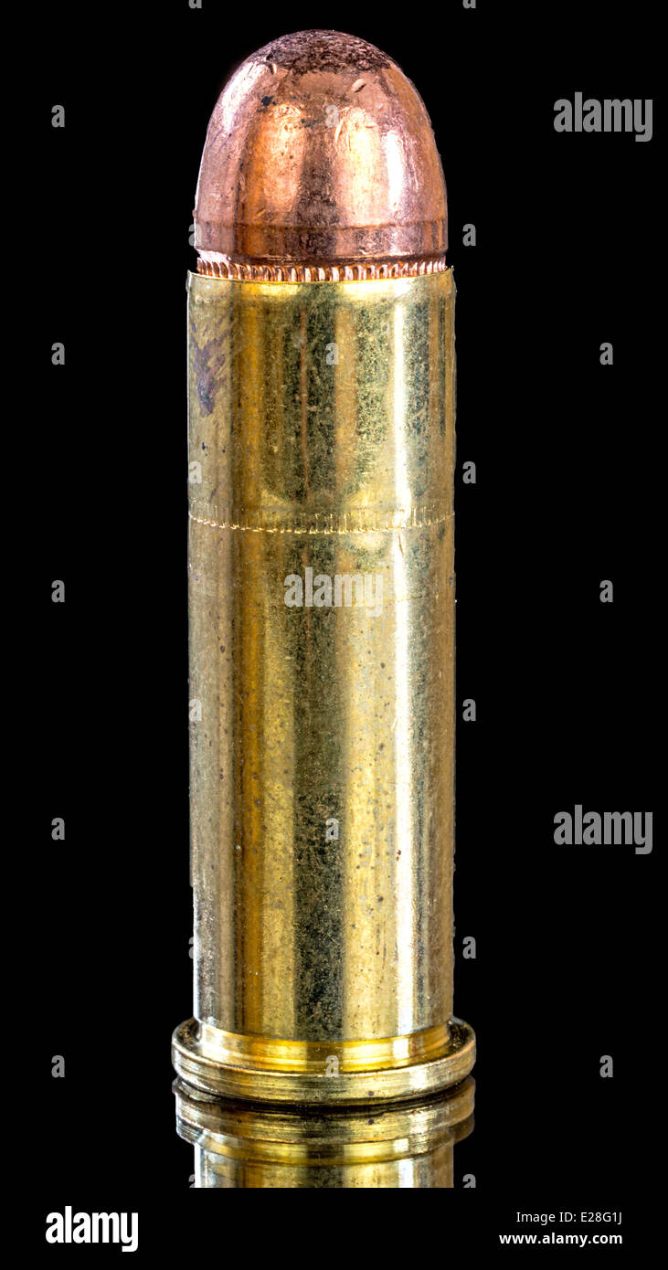 Seule balle de pistolet sur noir Banque D'Images