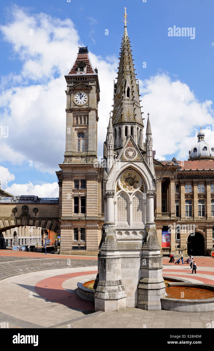 Chamberlain memorial à Chamberlain Square avec la tour de Birmingham museum and art gallery à l'arrière, Birmingham, UK Banque D'Images