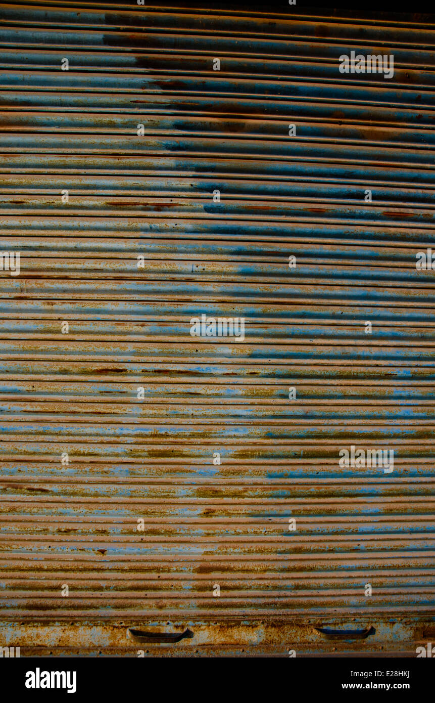 Grunge rouillé porte en métal ondulé et la texture d'arrière-plan Banque D'Images