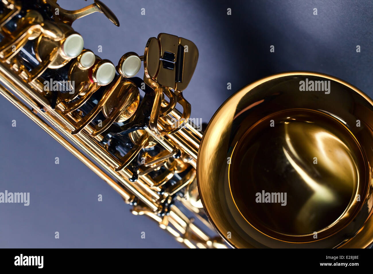 Gros plan du saxophone noir , l'accent sur le premier plan Banque D'Images