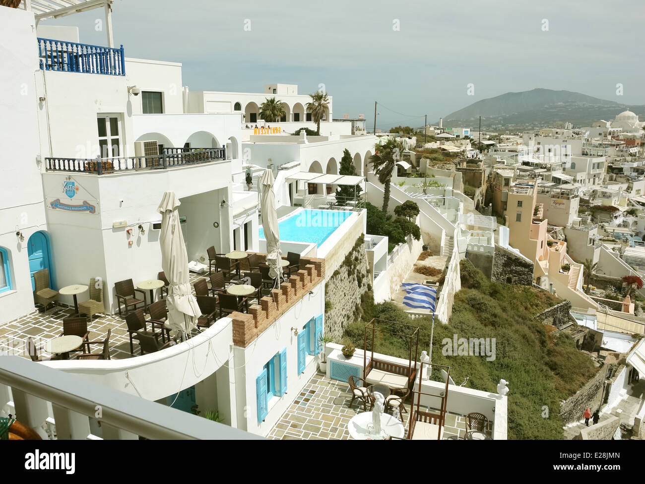 Hôtel avec restaurant et piscine sur l'île de Thira, Santorin. Banque D'Images