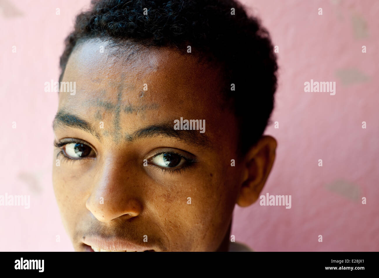 Garçon chrétien orthodoxe d'une croix tatoué sur son front ( Ethiopie) Banque D'Images